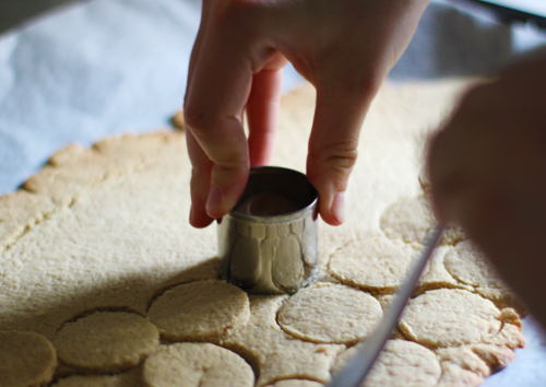 Selma stikker shortcakes ud // Foto: Thomas Aaby Berdal shortcake